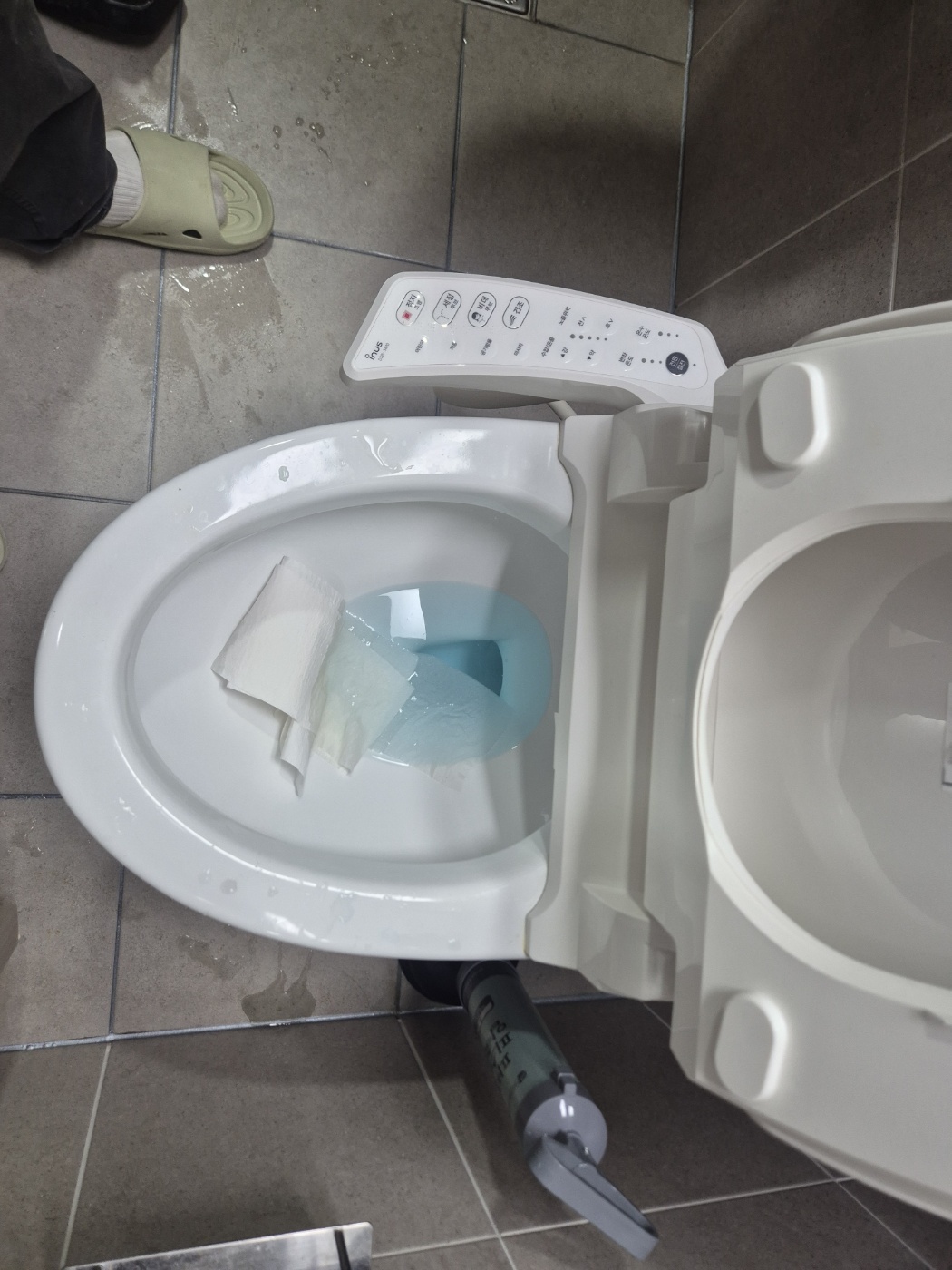 변기 안에 휴지가 뭉쳐 막혀있는 사진