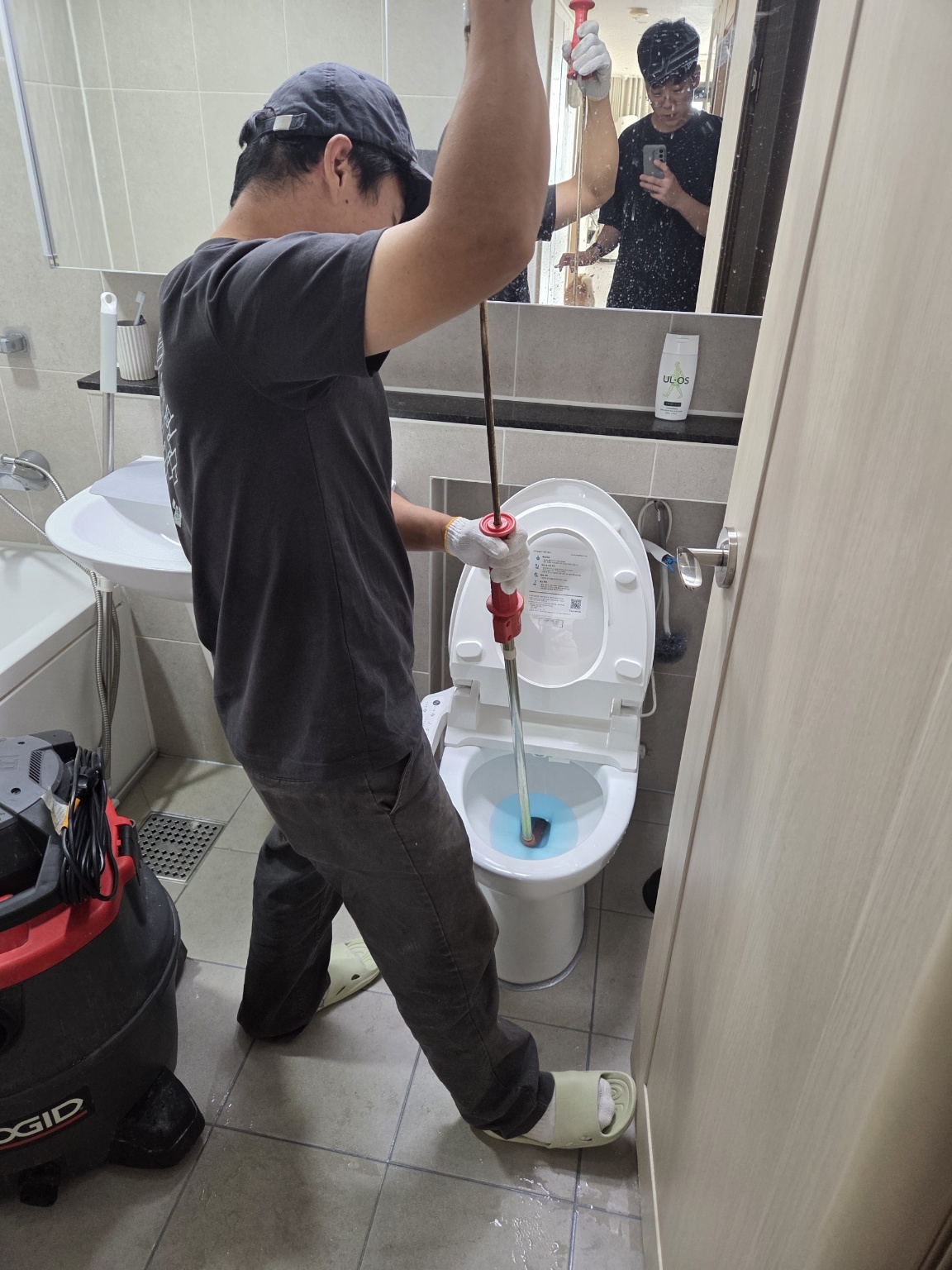 전동 와이어로 변기 막힘을 뚫는 사진