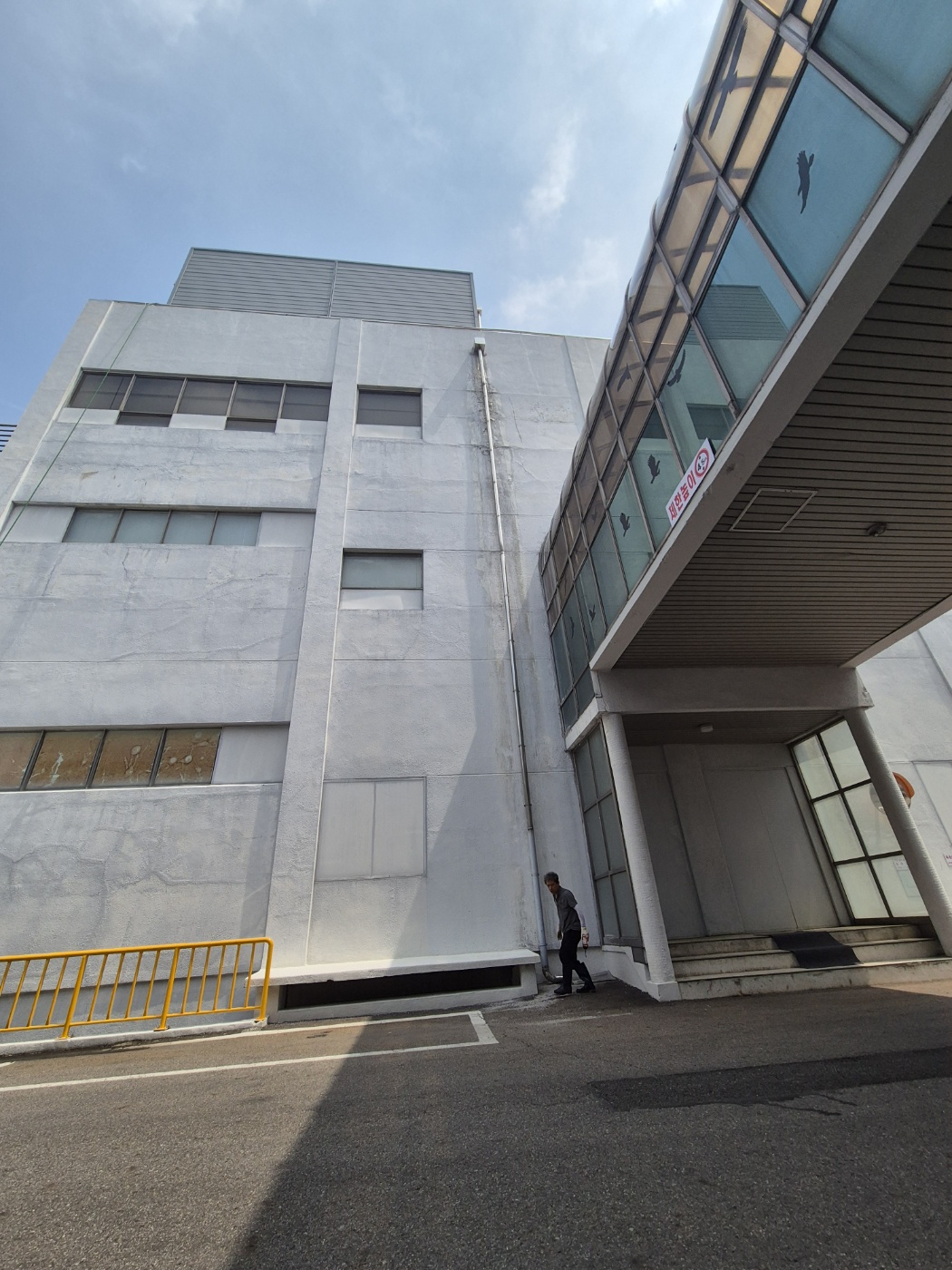 회사 건물 외벽에 우수관을 따라 길게 남은 물자국 사진