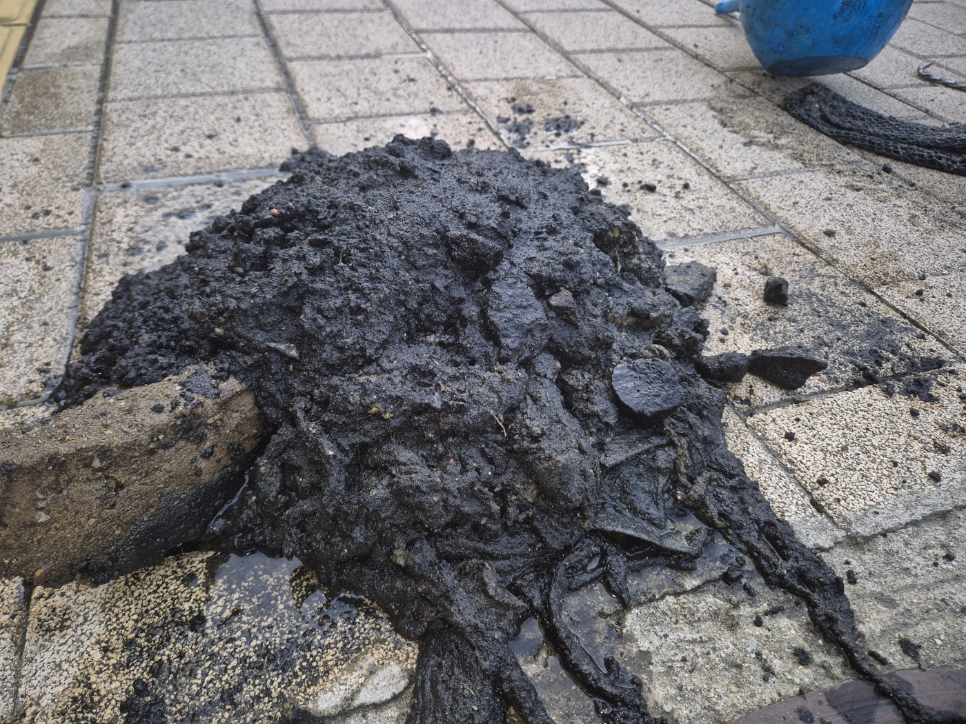 고압세척으로 제거된 시커먼 찌꺼기 덩어리 사진