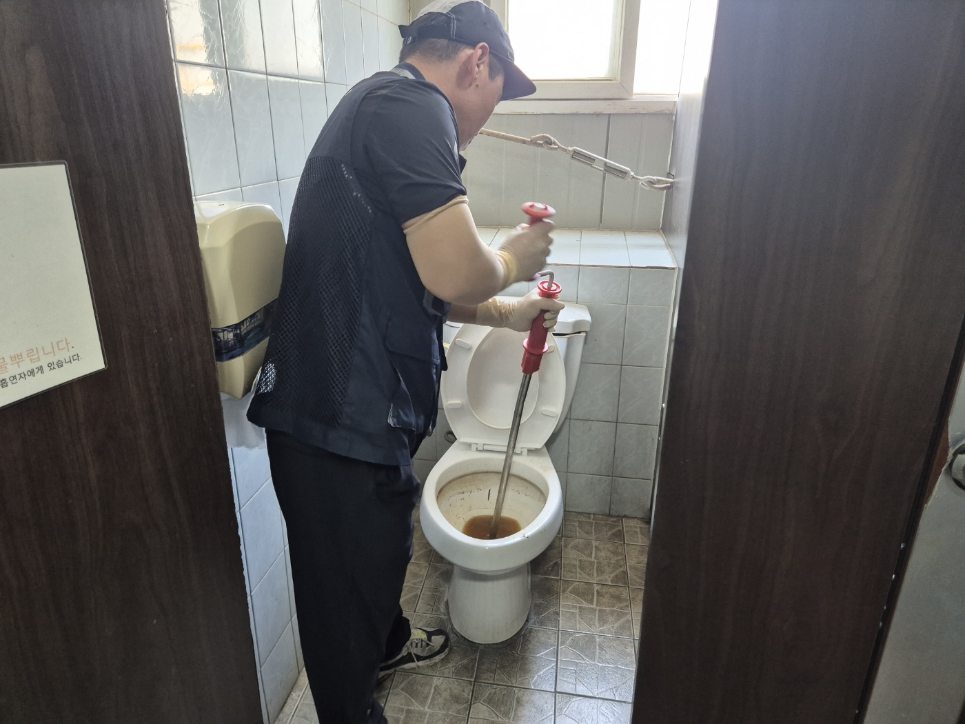 와이어 작업 중 물 색이 진해지는 변기 사진