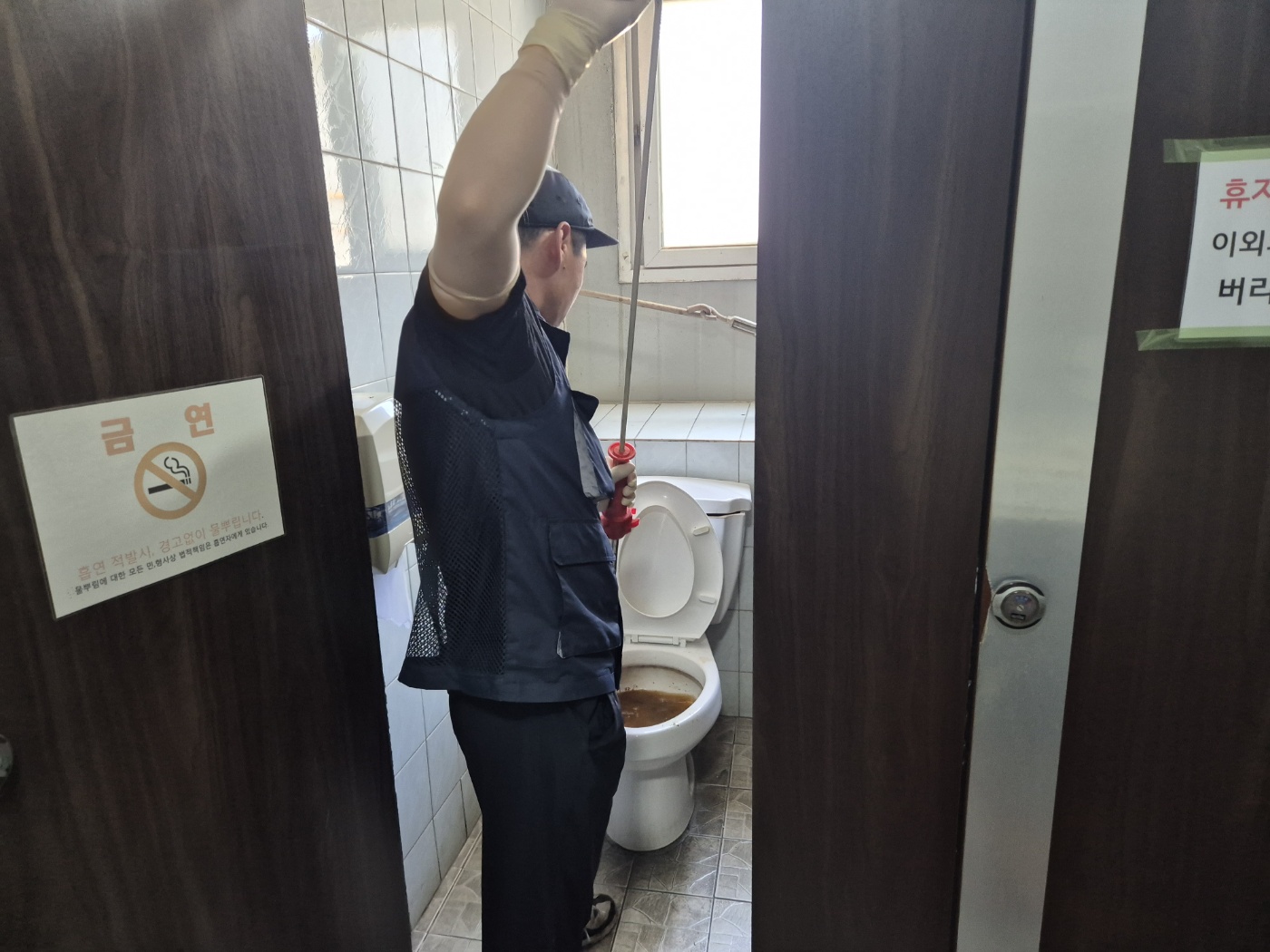 와이어를 당겨 올리며 작업하는 사진