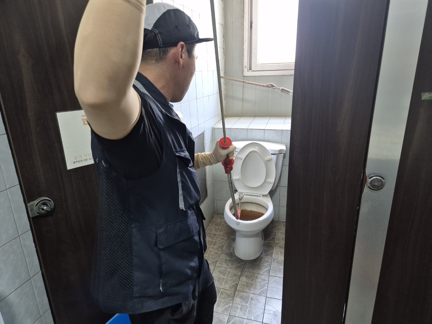 와이어 끝부분을 확인하는 사진