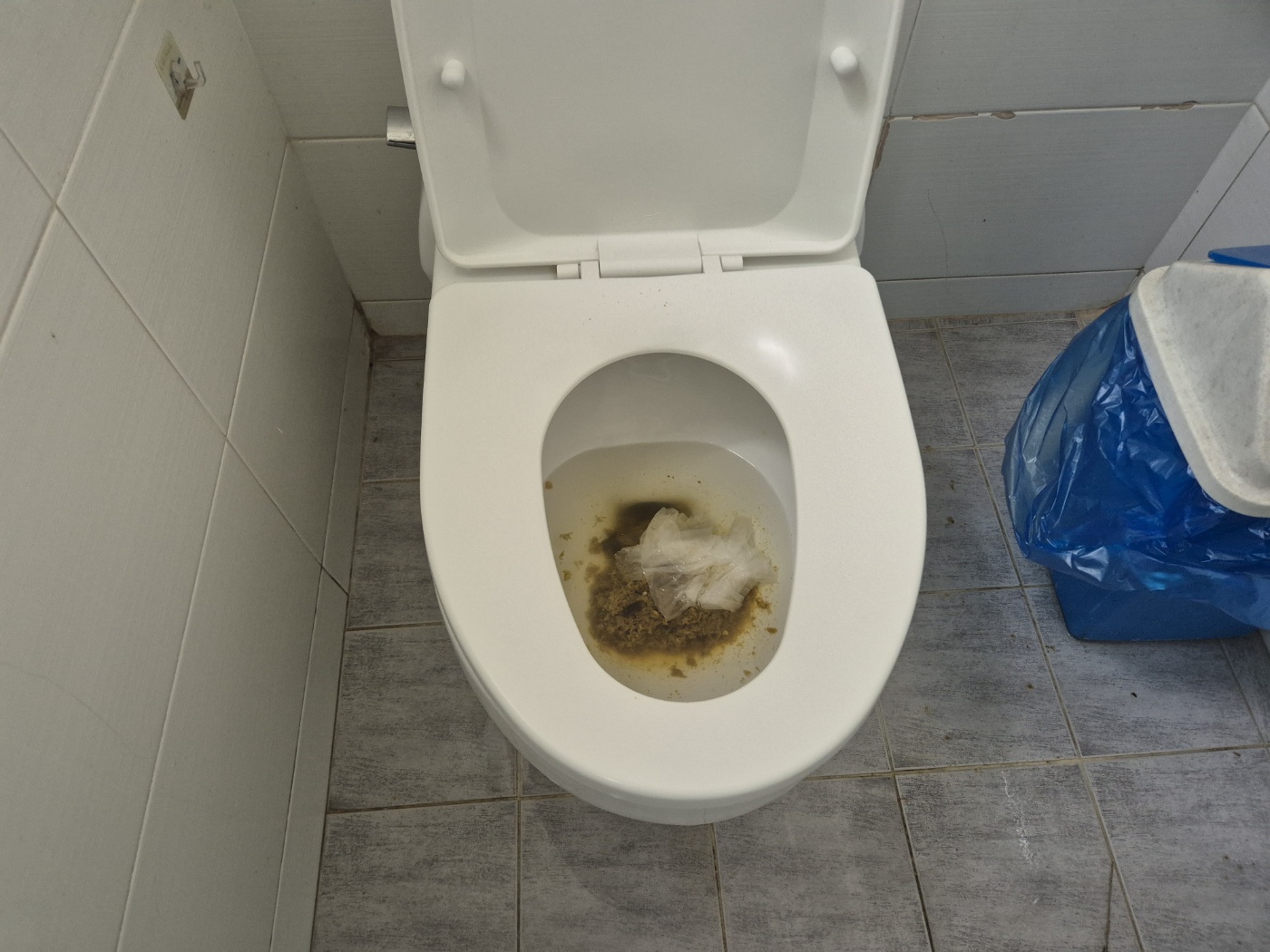 오물과 휴지가 그대로 막혀 갈색으로 변색된 변기 내부 사진