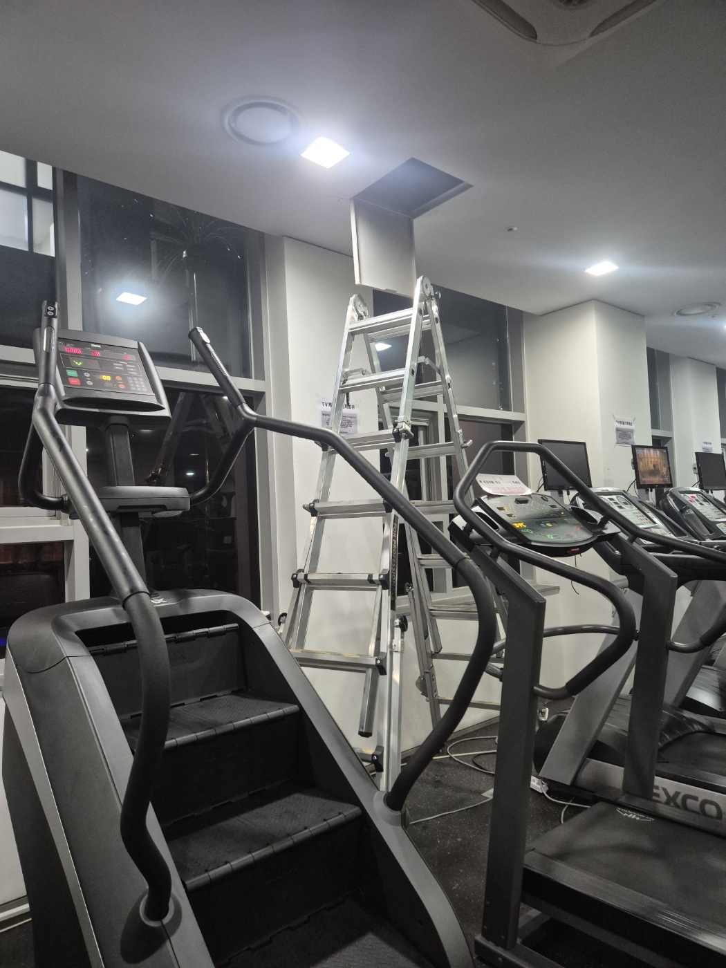 평택시 용이동 헬스장 천장 점검구에 사다리를 세운 사진
