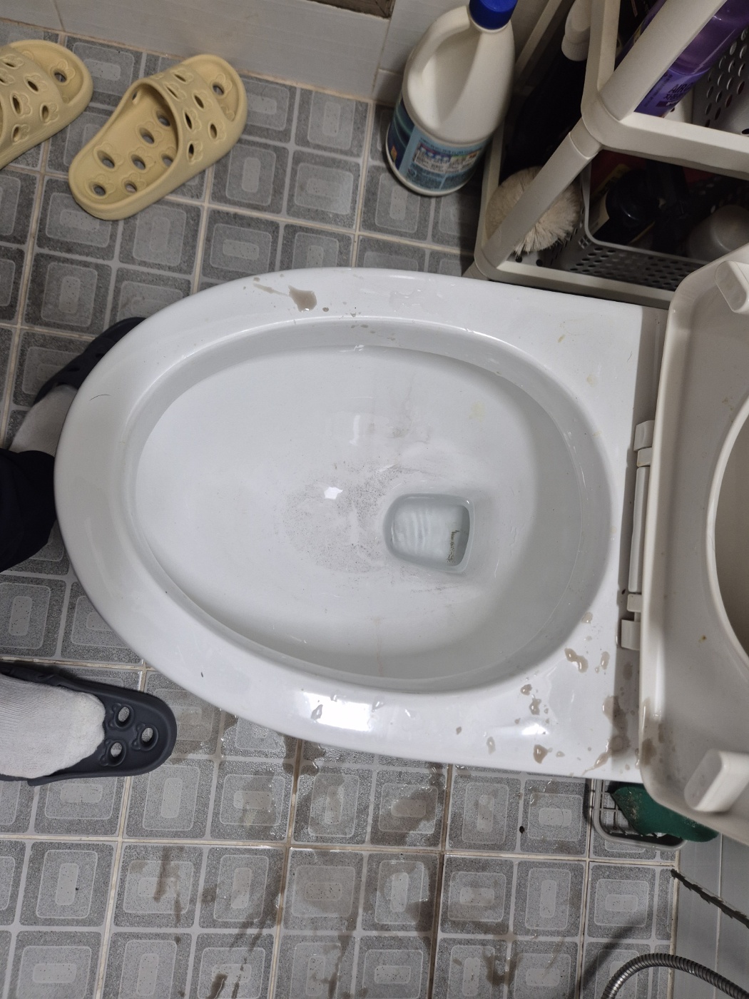 평택시 용이동 변기막힘 작업 중 역류 흔적 사진
